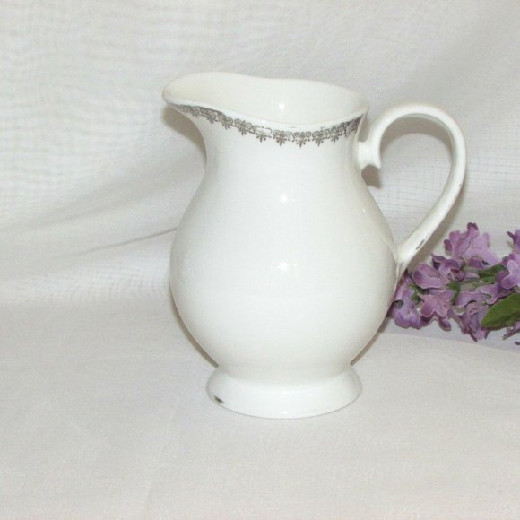 Royal Grafton Swan Lake Fine Bone China Creamer Vintage England - Picture 1 of 7